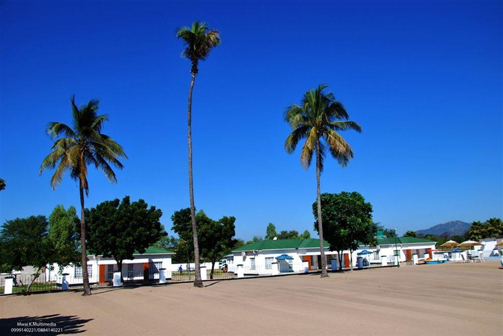 Skinny Hippos Lodge Mangochi Exterior photo